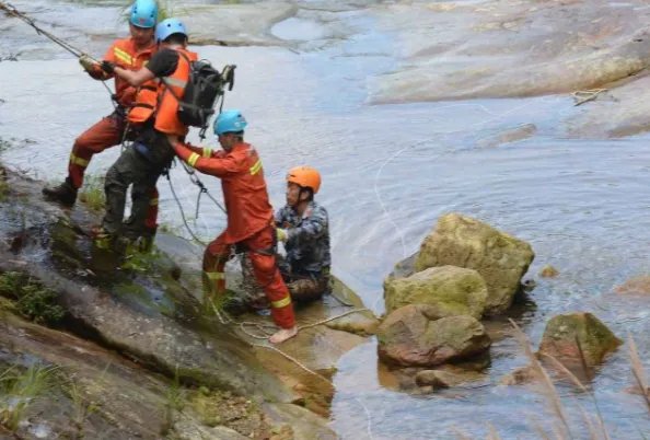 女子瀑布速降被困，同行驴友搭救未果双双遇难，你怎么看？