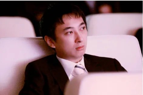 王思聪与新女友并肩逛街，他所交往的女友都有什么相似的地方？