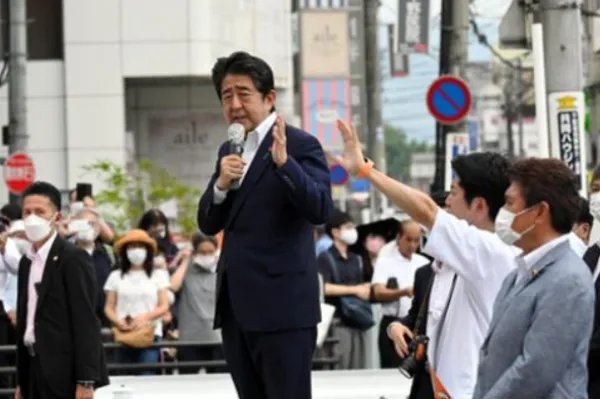 安倍听到枪响曾回头看，第一声枪响后安保人员是什么反应