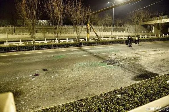 公交追尾水泥罐车 公交车受损严重1死3伤