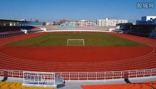 跑道被疑毒害健康 众多学生集体流鼻血