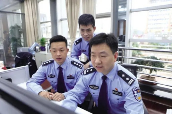 救坠江女孩牺牲的民警被追记一等功，对于这个奖赏你有什么想说的？