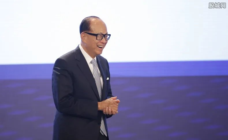 偶遇李嘉诚拜佛 退休之后开启休闲生活模式