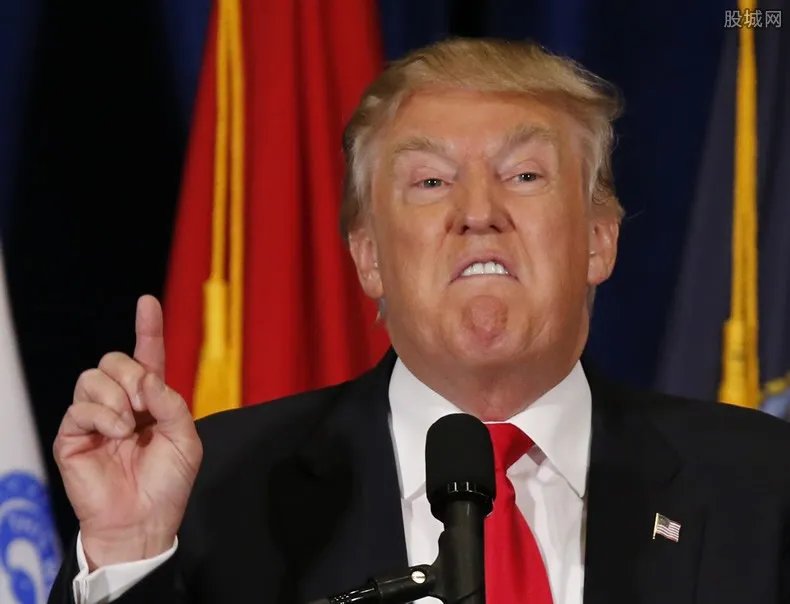 特朗普支持戴口罩 抗疫态度终于改变了