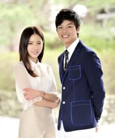 申世京和金钟铉接吻照曝光 二人分手或因民众压力