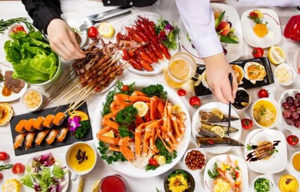 长春一饭店把剩菜给下桌顾客吃