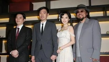 张菲前妻赵翠华照片及大儿张少青职业照片 张菲没有胡子的照片