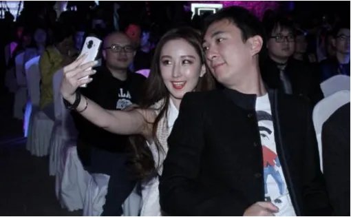 王思聪与新女友并肩逛街，他所交往的女友都有什么相似的地方？