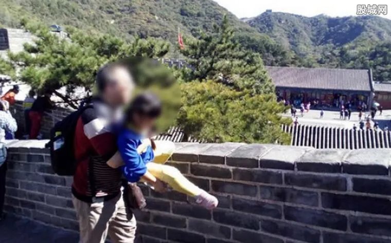 孩子在长城上劈叉 不仅不文明而且十分危险