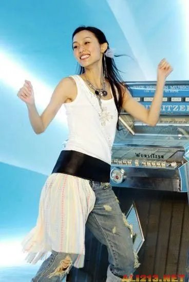 微博平胸大赛走红 盘点那些可爱的平胸女星