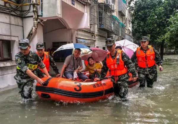 湖北居民自述家人被洪水冲走,在天灾面前,我们有多么渺小?