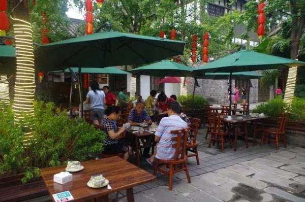 四川绵阳暴雨市民坐积水中淡定吃饭,他们当时的心理是怎样的?