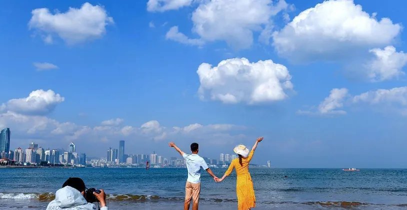 男女半裸裹床单躺斑马线拍婚纱照，如何惩罚违反交通行为？