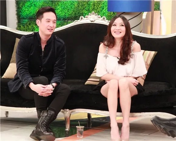 阿丹和王晓萍什么关系？ 盘点其十指紧扣逛街晒恩爱