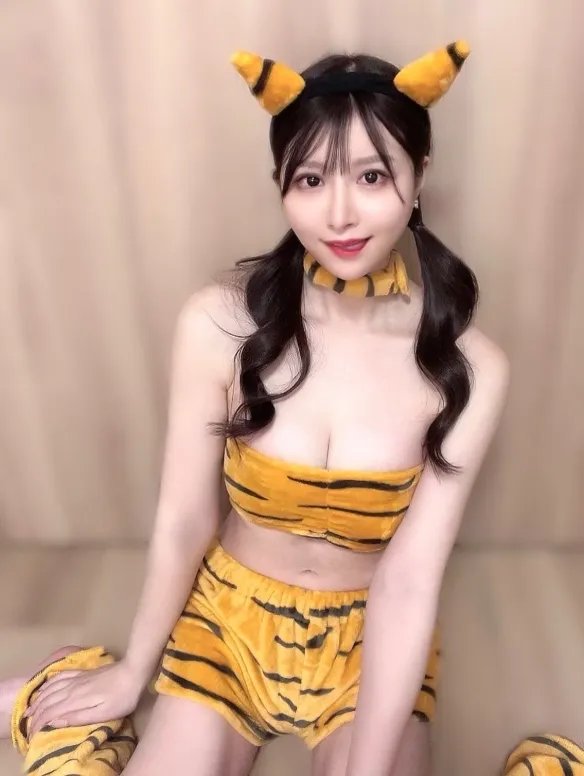 拉链一开掉出头灯！超汹涌萌妹［笹木絢乃］美图赏！