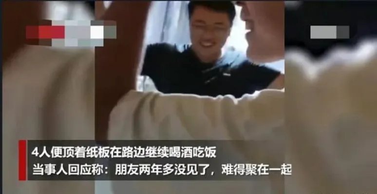 男子暴雨中顶纸板喝酒2小时 现场画面曝光既好笑又感动