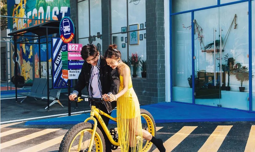 男女半裸裹床单躺斑马线拍婚纱照，如何惩罚违反交通行为？