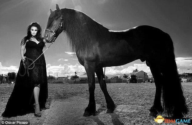 美国370斤女模乘飞机被歧视 减肥锐变成为大美女