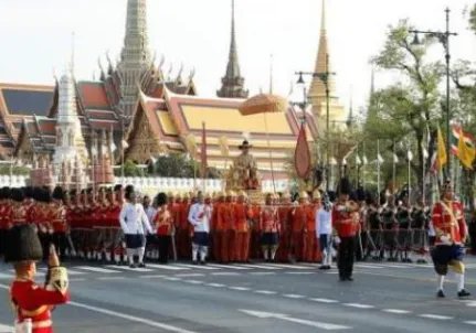 泰国国王凌晨秘密入院治疗 国王的一名警卫感染了新冠病毒