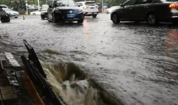 四川绵阳暴雨市民坐积水中淡定吃饭,他们当时的心理是怎样的?