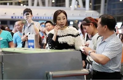 杨幂插队赶飞机  解释获得乘客谅解