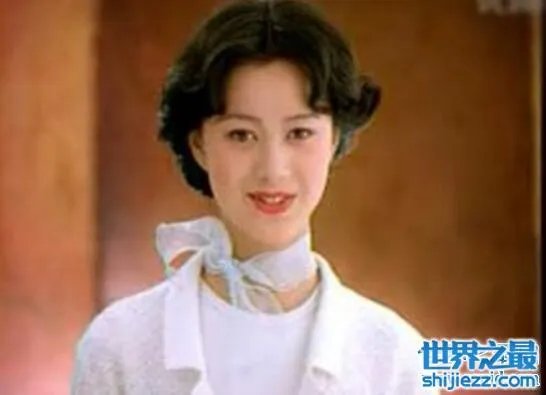 倪虹洁变性之前的照片，胶囊广告围丝巾遮挡喉结 