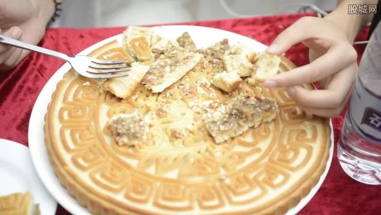 五仁月饼为什么被黑 五仁月饼里面的馅料是什么