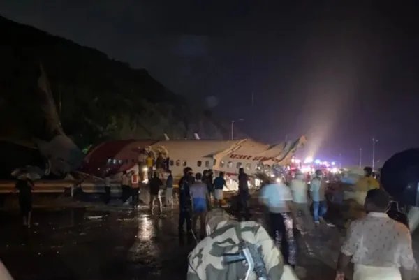 印度客机冲出跑道已致17人死亡，此次事故原因是什么？