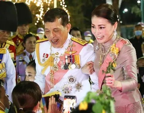 泰国国王凌晨秘密入院治疗 国王的一名警卫感染了新冠病毒