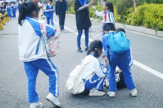 对于小学生放学躺校门口等家长一事，学生这种行为可取吗？