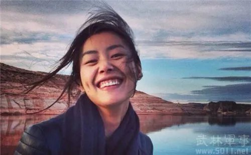 刘雯深V睡衣晒照 长发披肩素颜惊艳