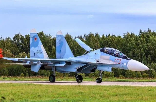 中俄联合军演开始，你认为歼-20对比苏-30SM有哪些优势？