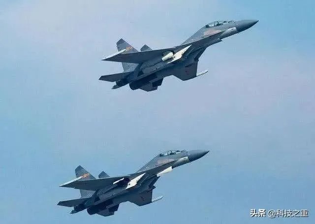 中俄联合军演开始，你认为歼-20对比苏-30SM有哪些优势？