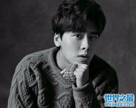 李易峰整容前的照片对比，差别并不大的天然帅哥 