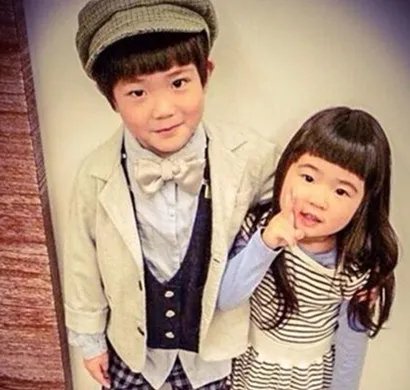 曝曹格女儿亲吻kimi 两人原是两小无猜