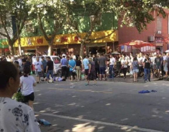 关于西安一轿车失控连撞多人一事，交警是如何回应的？