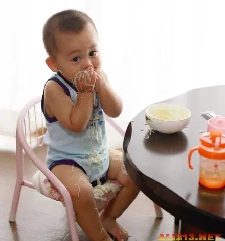 “吃面弟”火速走红 盘点网络上爆红的萌童