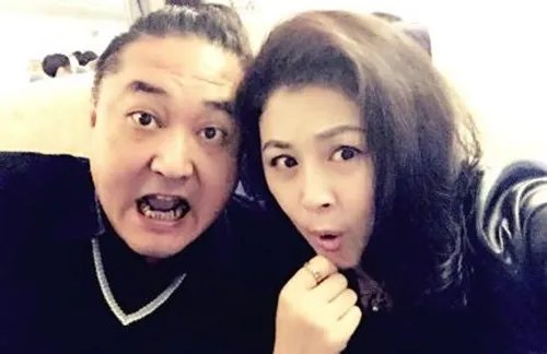 于月仙老公张学松照片曝光  男方扎小辫显年轻