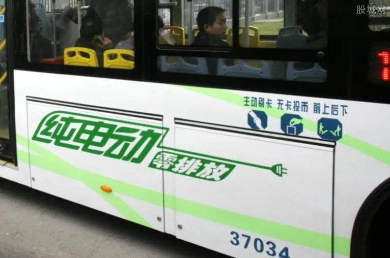 公交站旁的渴望火了 网友：屌丝的心酸全部凝聚在这