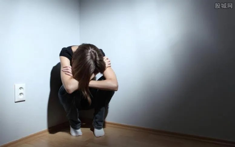 女子遇冒牌老板 冒牌老板骗色竟然用冥币