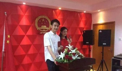 陈晓陈妍希领结婚证 人妻陈妍希的衣品盘点