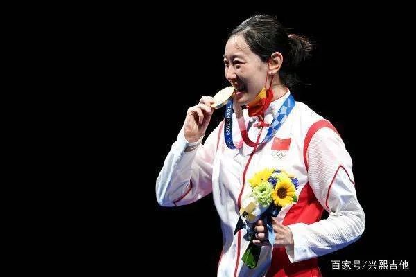 谷爱凌咬住金牌庆祝胜利，为何大多数冠军都会有这个姿势？