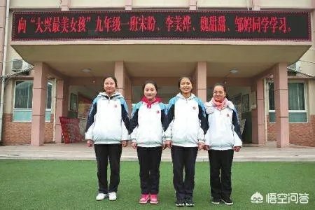 西安4女生街头扣井盖，“担心有人摔下去”，你怎么看？