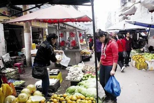 菜场升级后要求女摊贩不超过45岁，这规定为何让人寒心？