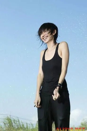 微博平胸大赛走红 盘点那些可爱的平胸女星