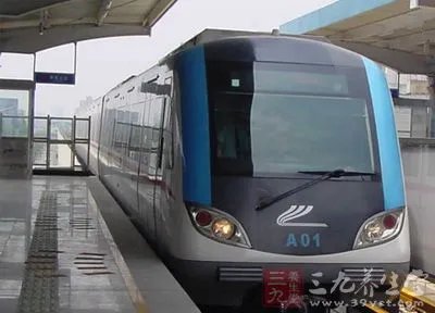 女子脚趾修长如手指 网友大呼震惊