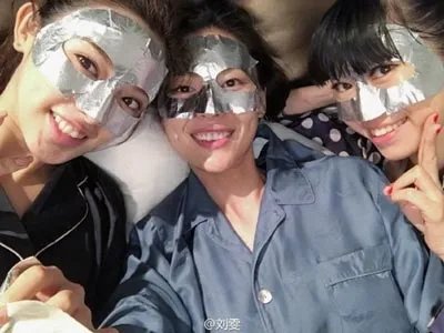 刘雯深V睡衣晒照 长发披肩素颜惊艳