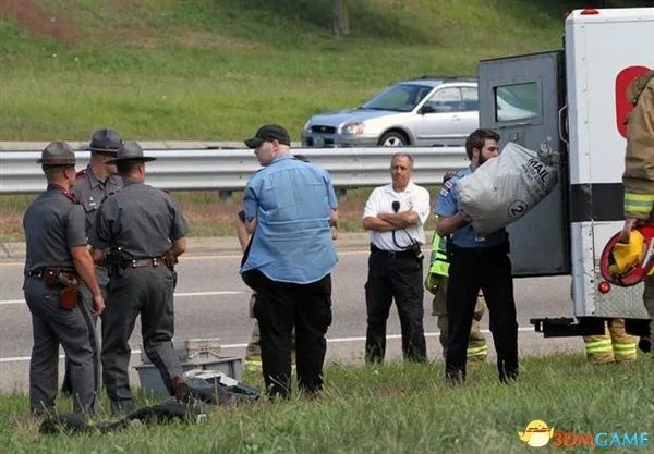 美国罗德岛州一运钞车侧翻 钞票散落惨遭路人哄抢