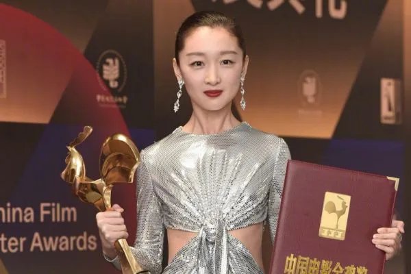 周冬雨获金鸡奖最佳女主角，你觉得她是实至名归吗？