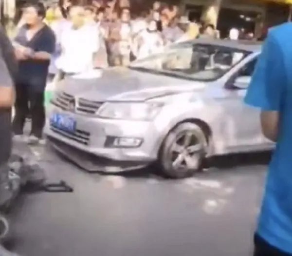 关于西安一轿车失控连撞多人一事，交警是如何回应的？